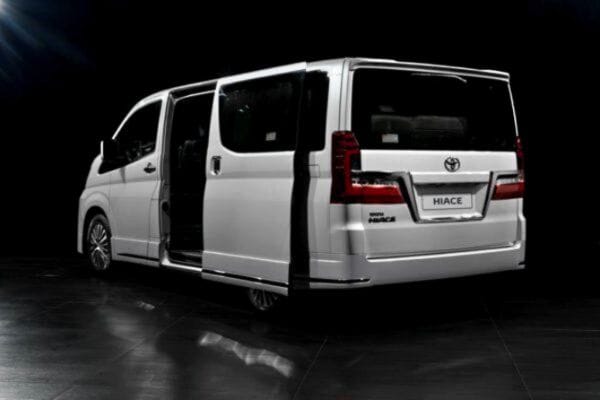 Трансферы из или в аэропорт на Toyota Hiace - Image 3